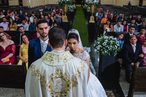 Momento do sacramento do matrimônio que o padre das aos noivos Mauricio e Debora na Igreja São José Operário  em Rondonópolis-MT, fotografo Sergio Simões.'