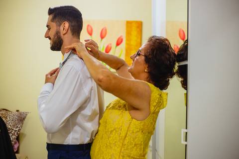 Ajustes de mãe, noivo quase pronto em Rondonópolis-MT, fotografo Sergio Simões.'