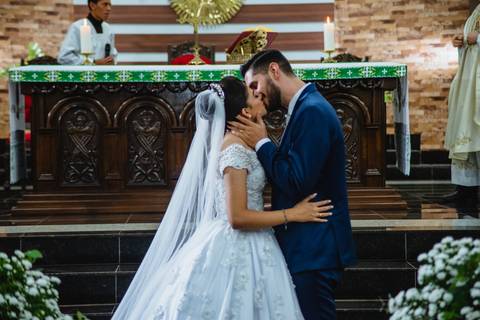 A hora do beijo dos noivos Mauricio e Debora na Igreja São José Operário  em Rondonópolis-MT, fotografo Sergio Simões.'
