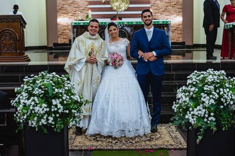 Tradicional foto do Padre com os noivos Mauricio e Debora na Igreja São José Operário  em Rondonópolis-MT, fotografo Sergio Simões.'