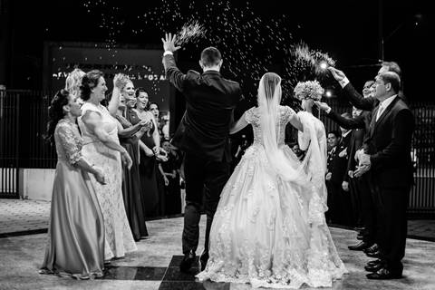 Saída calorosa dos noivos Mauricio e Debora na Igreja São José Operário  em Rondonópolis-MT, fotografo Sergio Simões.'