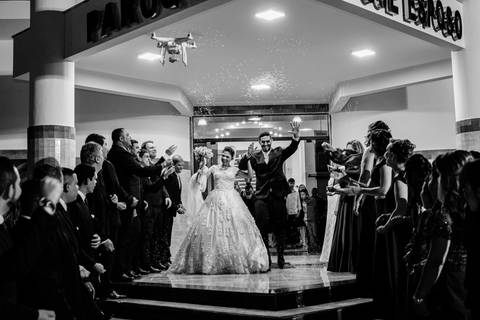 Saída calorosa dos noivos Mauricio e Debora na Igreja São José Operário  em Rondonópolis-MT, fotografo Sergio Simões.'