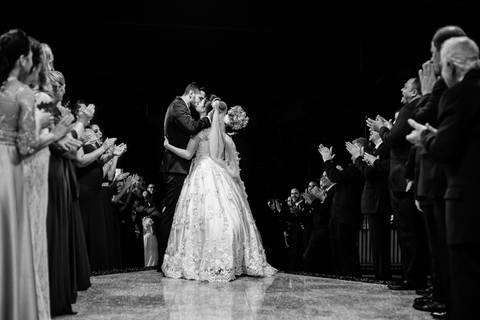 Saída calorosa dos noivos Mauricio e Debora na Igreja São José Operário  em Rondonópolis-MT, fotografo Sergio Simões.'