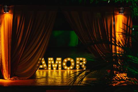 Letreiro AMOR do casamento dos Noivos Debora e Mauricio em Rondonópolis-MT, fotografo Sergio Simões.'