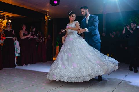 A hora esperada na festa de casamento é a valsa e os Noivos Debora e Mauricio fizeram isso com maestria em Rondonópolis-MT, fotografo Sergio Simões.'