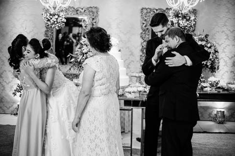 Momento de emoção do casamento dos Noivos Debora e Mauricio em Rondonópolis-MT, fotografo Sergio Simões.'