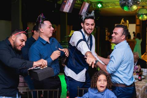 Corte da gravata dos recém casados Debora e Mauricio em Rondonópolis-MT, fotografo Sergio Simões.'