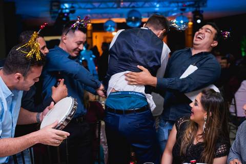 Corte da gravata dos recém casados , muita festa de Debora e Mauricio em Rondonópolis-MT, fotografo Sergio Simões.'