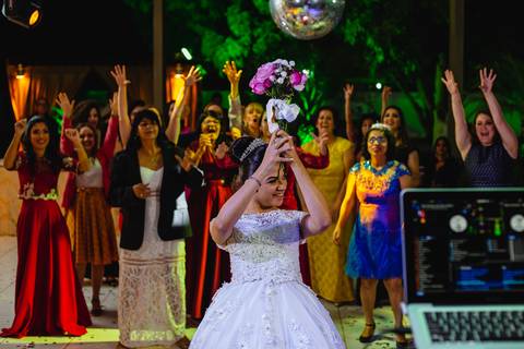 Hora de jogar o buquê do casamento de Debora e Mauricio em Rondonópolis-MT, fotografo Sergio Simões.'