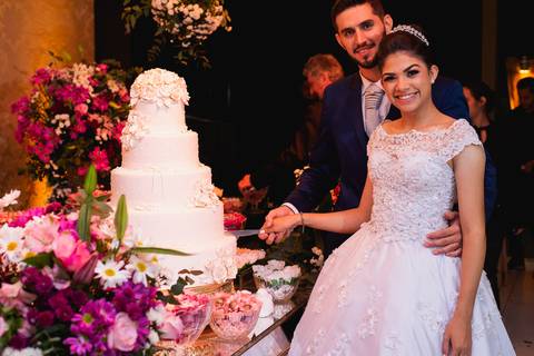 Fotografia cortando o bolo dos casados Debora e Mauricio em Rondonópolis-MT, fotografo Sergio Simões.'