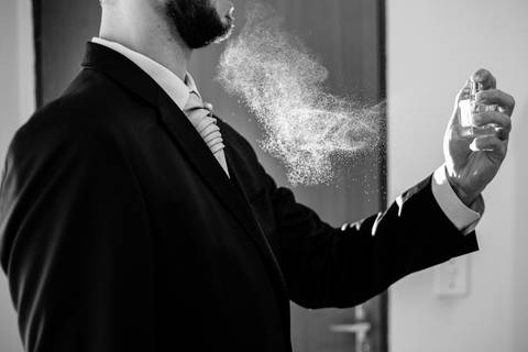 noivo Mauricio quase pronto em após seu bom perfume. Rondonópolis-MT, fotografo Sergio Simões.'