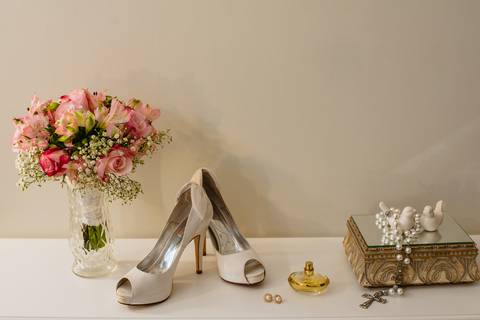 fotografia do buquê, sapato, joias e terço da noiva Debora no salão de beleza Harmonize em Rondonópolis-MT, fotografo Sergio Simões.'