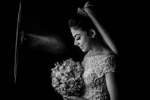 Fotografia da belíssima noiva Debora nos últimos ajustes no salão de beleza Harmonize em Rondonópolis-MT, fotografo Sergio Simões.'