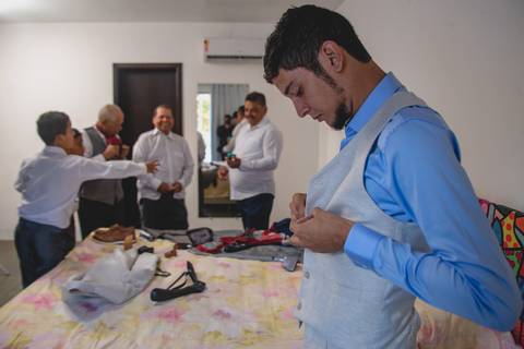 fotografia do making of do noivo Eliezer Jr, no Espaço Bem Viver em Rondonópolis-MT, fotografo Sergio Simões.'