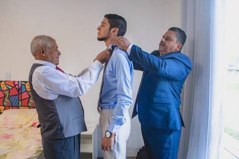 fotografia de making of do noivo Eliezer com seu pai e avô, no Espaço Bem Viver em Rondonópolis-MT, fotografo Sergio Simões.'