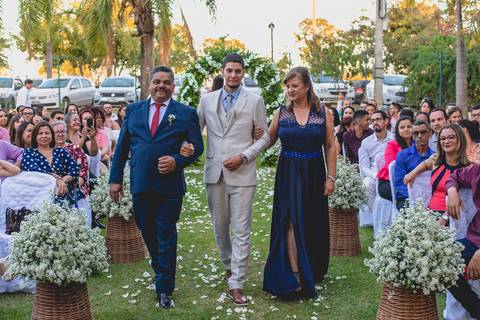 Entrada do noivo com seus pais no casamento de Stefani e Eliezer Jr, no Espaço Bem Viver em Rondonópolis-MT, fotografo Sergio Simões.'