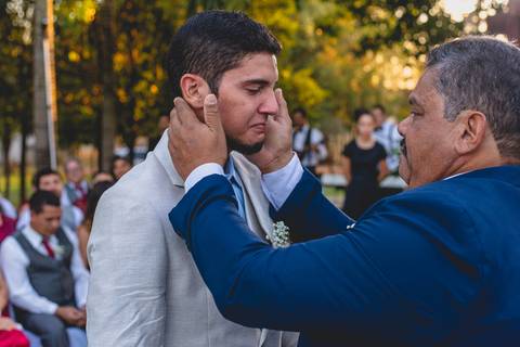 Entrada do noivo com seus pais no casamento de Stefani e Eliezer Jr, no Espaço Bem Viver em Rondonópolis-MT, fotografo Sergio Simões.'