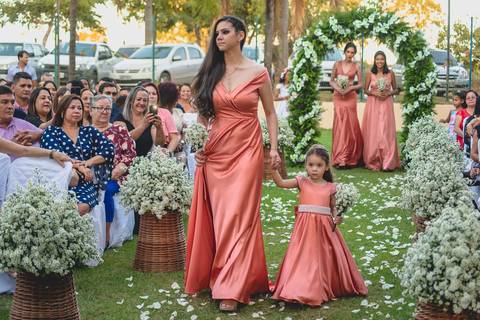 Entrada das amigas da noiva no casamento de Stefani e Eliezer Jr, no Espaço Bem Viver em Rondonópolis-MT, fotografo Sergio Simões.'