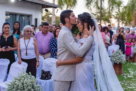 Noivos se encontrando no casamento de Stefani e Eliezer Jr, no Espaço Bem Viver em Rondonópolis-MT, fotografo Sergio Simões.'