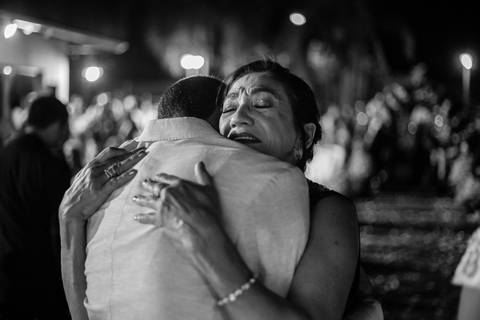 fotografia emocionante do casamento de Stefani e Eliezer Jr, no Espaço Bem Viver em Rondonópolis-MT, fotografo Sergio Simões.'