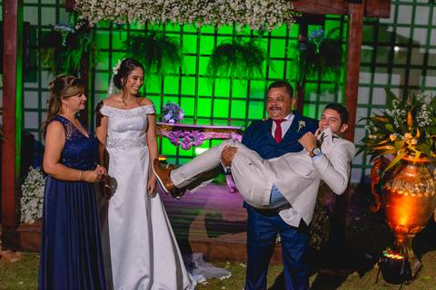 fotografia emocionante do casamento de Stefani e Eliezer Jr, no Espaço Bem Viver em Rondonópolis-MT, fotografo Sergio Simões.'