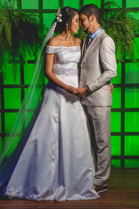 fotografia de retrato dos recém casados Stefani e Eliezer Jr, no Espaço Bem Viver em Rondonópolis-MT, fotografo Sergio Simões.'