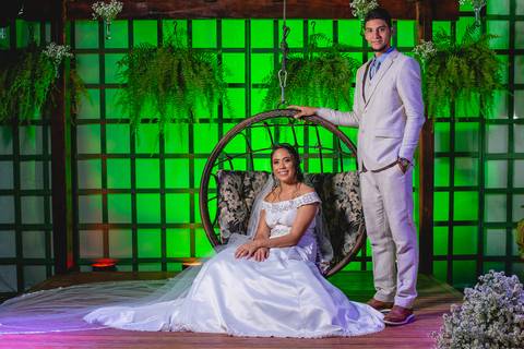 fotografia de retrato dos recém casados Stefani e Eliezer Jr, no Espaço Bem Viver em Rondonópolis-MT, fotografo Sergio Simões.'