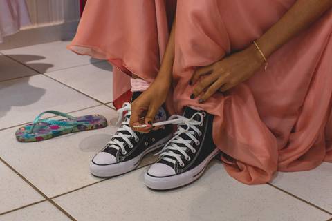 detalhe do tênis all star da madrinha do casamento da  Stefani no salão de beleza Fernanda Araujo em em Rondonópolis-MT, fotografo Sergio Simões.'