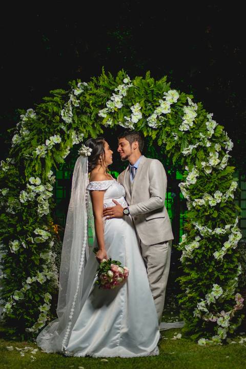 fotografia de retrato dos recém casados Stefani e Eliezer Jr, no Espaço Bem Viver em Rondonópolis-MT, fotografo Sergio Simões.'