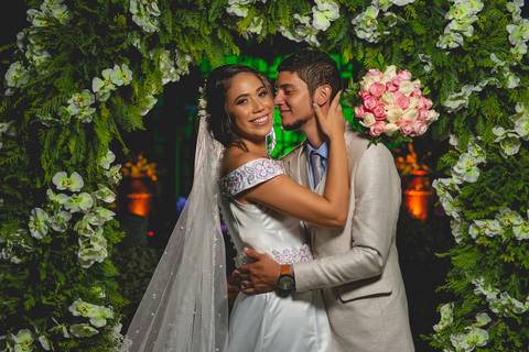 fotografia de retrato dos recém casados Stefani e Eliezer Jr, no Espaço Bem Viver em Rondonópolis-MT, fotografo Sergio Simões.'