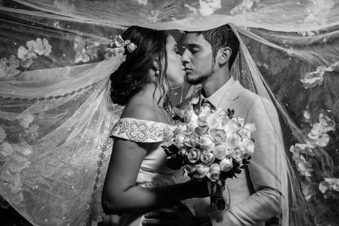 fotografia de retrato dos recém casados Stefani e Eliezer Jr, no Espaço Bem Viver em Rondonópolis-MT, fotografo Sergio Simões.'