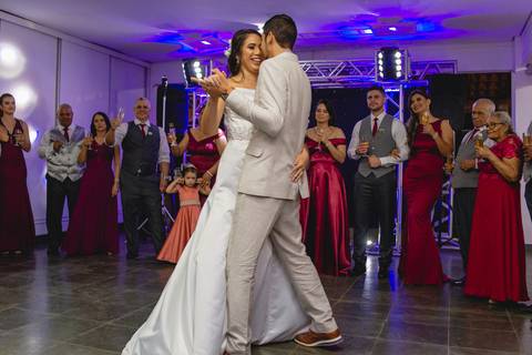 fotografia da primeira dança dos recém casados Stefani e Eliezer Jr, no Espaço Bem Viver em Rondonópolis-MT, fotografo Sergio Simões.'