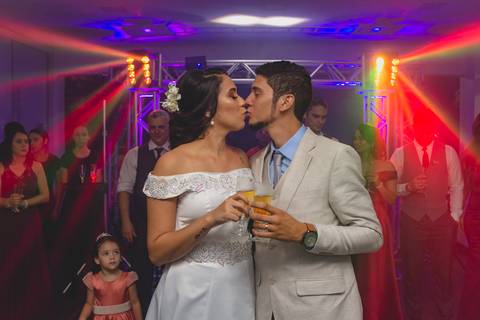 fotografia do beijo dos recém casados Stefani e Eliezer Jr, no Espaço Bem Viver em Rondonópolis-MT, fotografo Sergio Simões.'