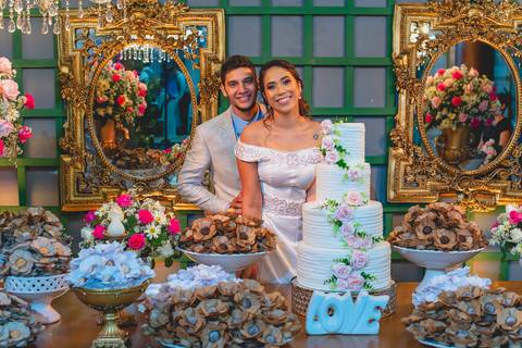 fotografia de retrato na mesa do bolo dos recém casados Stefani e Eliezer Jr, no Espaço Bem Viver em Rondonópolis-MT, fotografo Sergio Simões.'