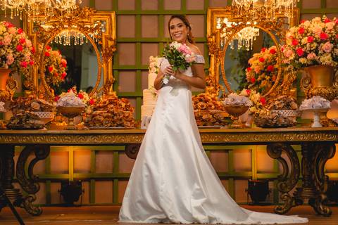 fotografia de retrato na mesa do bolo dos recém casados Stefani e Eliezer Jr, no Espaço Bem Viver em Rondonópolis-MT, fotografo Sergio Simões.'
