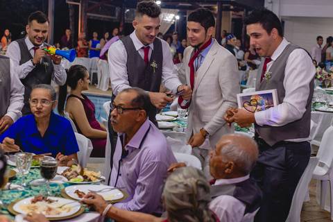 fotografia do corte da gravata dos recém casados Stefani e Eliezer Jr, no Espaço Bem Viver em Rondonópolis-MT, fotografo Sergio Simões.'