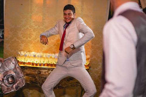 fotografia do corte da gravata dos recém casados Stefani e Eliezer Jr, no Espaço Bem Viver em Rondonópolis-MT, fotografo Sergio Simões.'