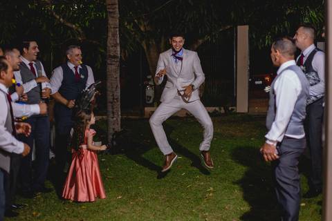 fotografia do corte da gravata dos recém casados Stefani e Eliezer Jr, no Espaço Bem Viver em Rondonópolis-MT, fotografo Sergio Simões.'