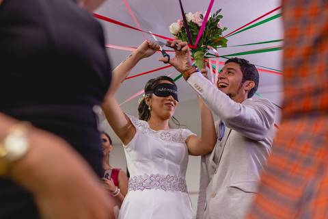 fotografia da entrega do buquê os recém casados Stefani e Eliezer Jr, no Espaço Bem Viver em Rondonópolis-MT, fotografo Sergio Simões.'
