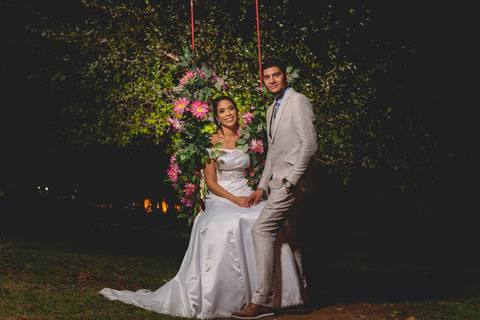 fotografia de retrato dos recém casados Stefani e Eliezer Jr, no Espaço Bem Viver em Rondonópolis-MT, fotografo Sergio Simões.'