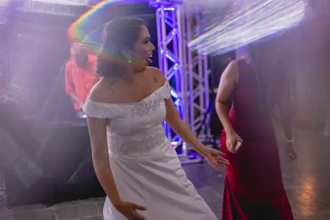 fotografia da noiva na pista de dança, casamento Stefani e Eliezer Jr, no Espaço Bem Viver em Rondonópolis-MT, fotografo Sergio Simões.'