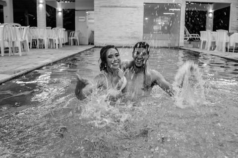 fotografia do casal que acabou na piscina, casamento Stefani e Eliezer Jr, no Espaço Bem Viver em Rondonópolis-MT, fotografo Sergio Simões.'