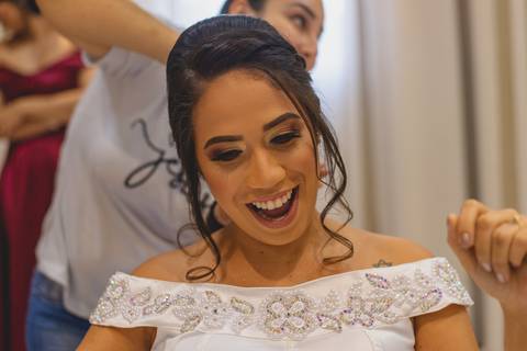 fotografia da alegria da noiva Stefani no salão de beleza Fernanda Araujo em em Rondonópolis-MT, fotografo Sergio Simões.'