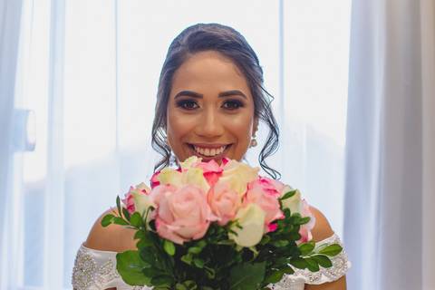 Noiva Stefani com seu buquê no salão de beleza Fernanda Araujo em em Rondonópolis-MT, fotografo Sergio Simões.'