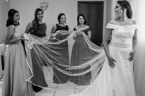 fotografia de making of da noiva Stefani no salão de beleza Fernanda Araujo em em Rondonópolis-MT, fotografo Sergio Simões.'