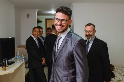 fotografia do noivo e amigos no Hotel Rios em Rondonópolis-MT, fotografo Sergio Simões.'