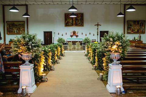 fotografia da Igreja Santa Cruz em Rondonópolis-MT decorada por Perfis Eventos, fotografo Sergio Simões.'