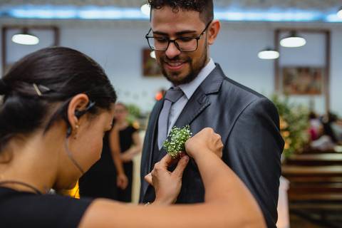 fotografia do noivo recebendo a lapela da equipe de cerimonial Perfis Eventos na igreja Santa Cruz em Rondonópolis-MT, fotografo Sergio Simões.'
