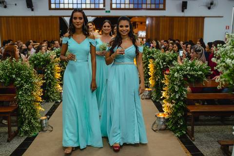 fotografia do noivo recebendo a lapela fotografia da entrada das amigas da noiva na igreja Santa Cruz em Rondonópolis-MT, fotografo Sergio Simões.'