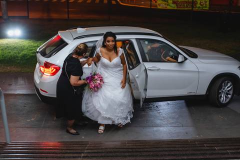 fotografia do noivo recebendo a lapela fotografia da chegada da noiva, conduzida pela cerimonal Dorkas Asterio da Perfis Eventos, na igreja Santa Cruz em Rondonópolis-MT, fotografo Sergio Simões.'